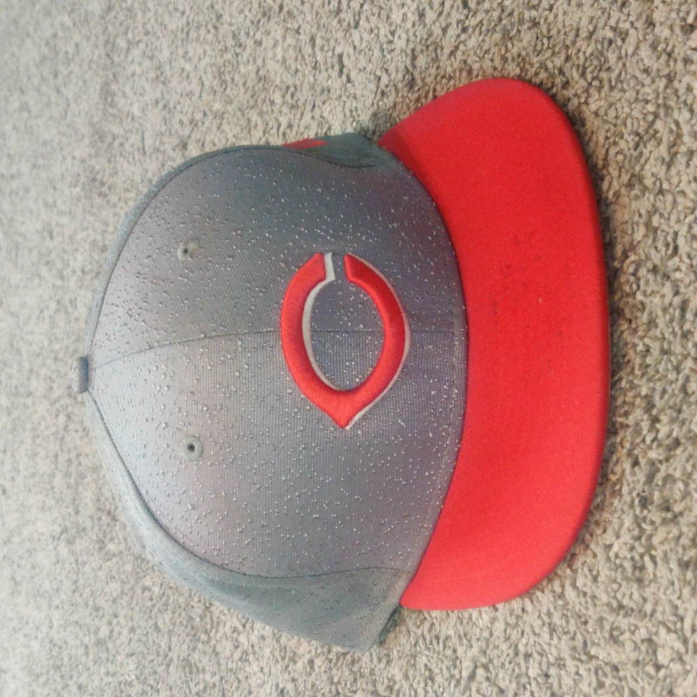 Cincinnati Reds New Era fitted Cap, 7 1/4, Red/Gray.